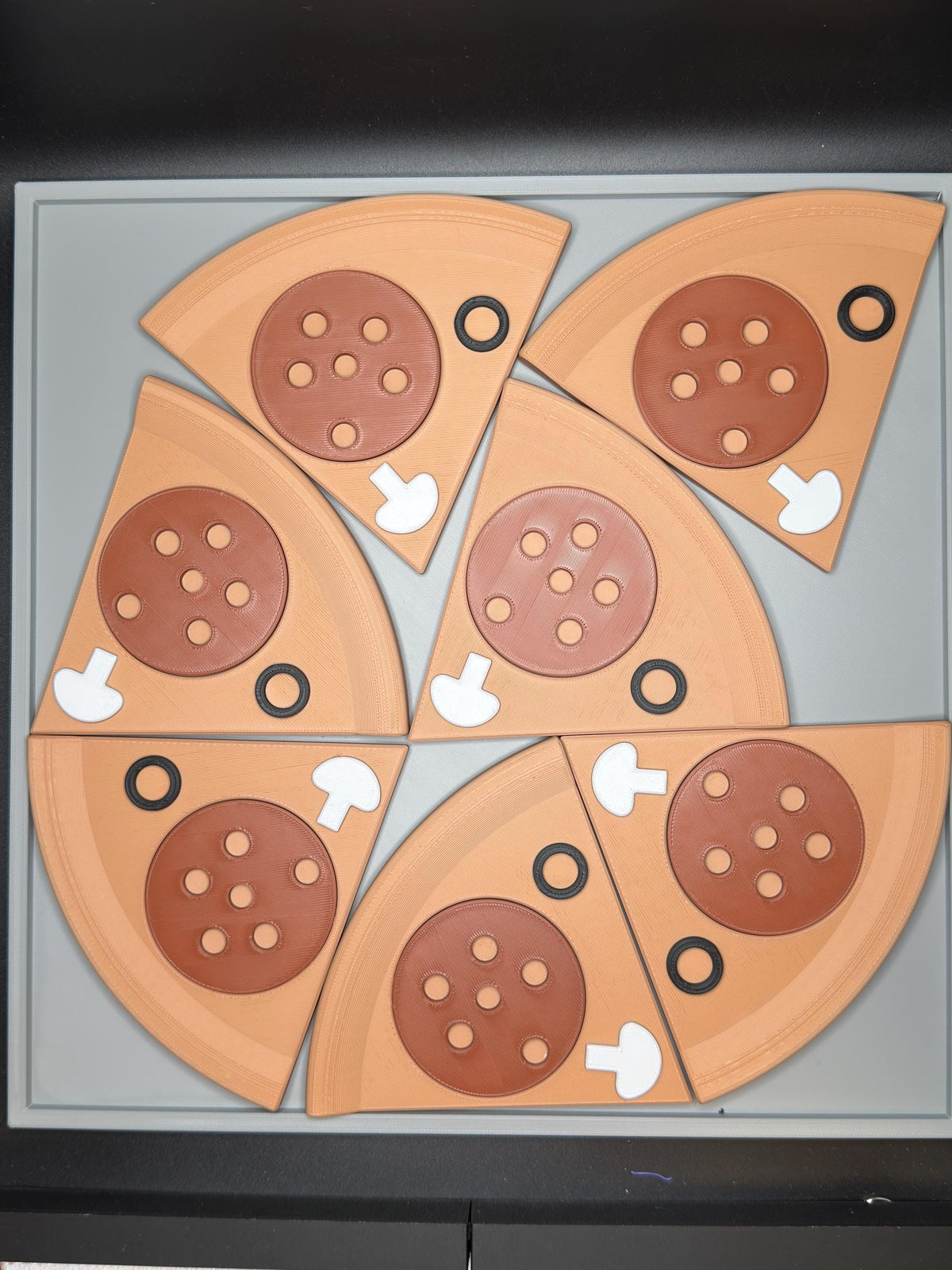 Pizza Panne – 7-Slice Square Tray Puzzle, Tangram-Style Brain Teaser, Family Game, Up to 320×320mm (12.6×12.6in)